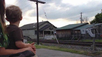 La cara de felicidad de un niño al ver que su padre conduce un tren cara,felicidad,niño,conducir,tren