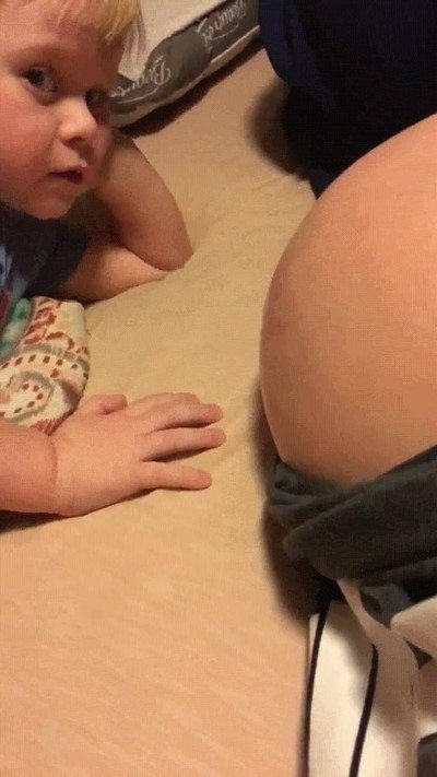 ni&ntilde;o,bebe,dentro,embarazo,broma