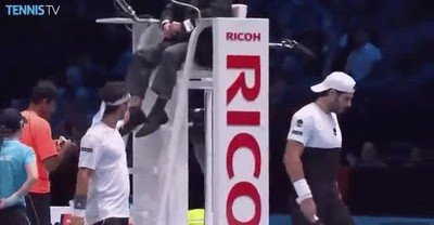 bajar,calcetines,juez,silla,expulsar