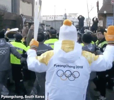Enlace a Lo mejor de los Juegos Olímpicos de Invierno: Jackie Chan portando la antorcha