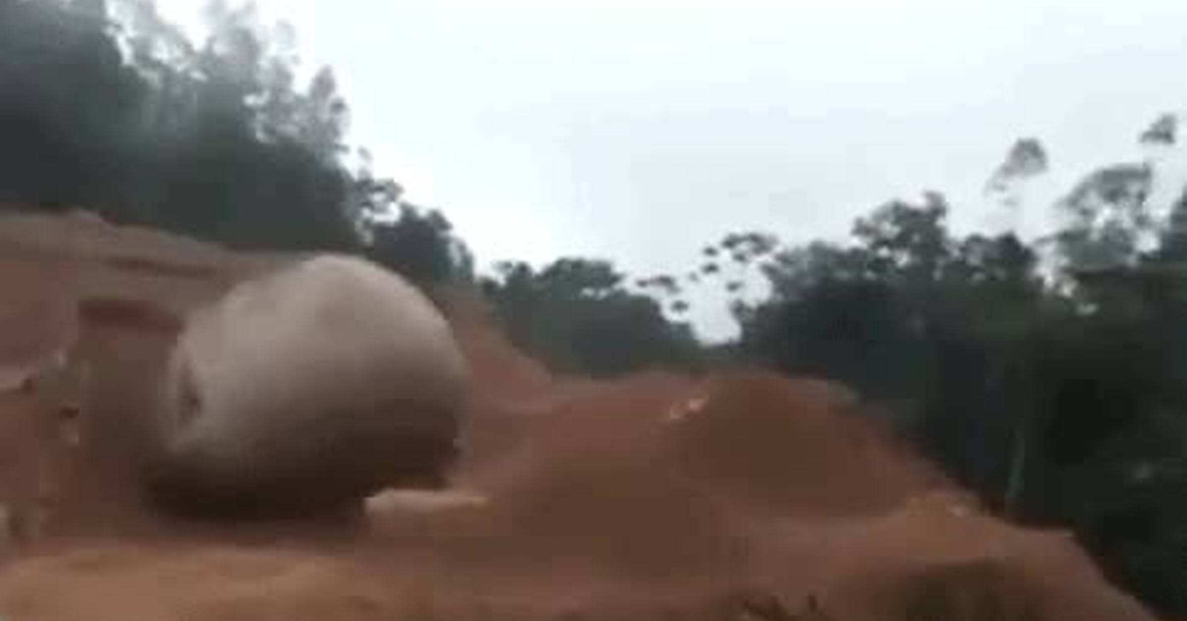 ¡Vaya GIF! / Rocas que se tiran de bomba en la piscina