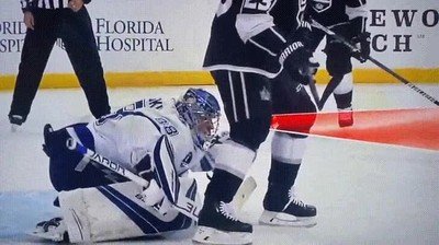 Enlace a Una de las mejores paradas que le he visto a un portero de hockey hielo