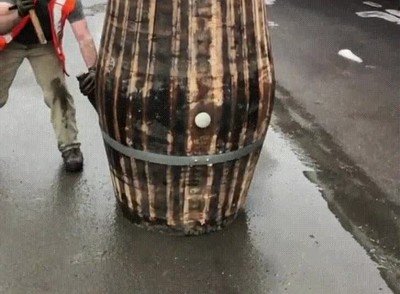 Enlace a Ver cómo se desmonta un viejo barril es extrañamente placentero