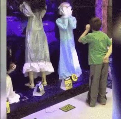 ni&ntilde;o,susto,tienda,disfraces