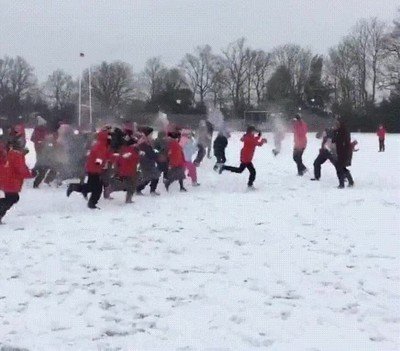 Enlace a Profesores VS Alumnos en una épica batalla de nieve