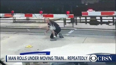 Gente sin miedo a nada que se pone en riesgo constantemente debajo de un tren gente,miedo
