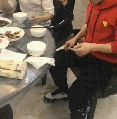 Cuando le dices a tu amigo que tiene comida en la cara y acaba pasando algo muy loco beso,cara,colega,comida
