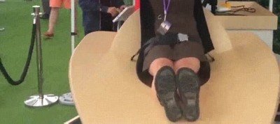 Enlace a La adorable reacción de esta mujer cuando se sube a un trampolín en Realidad Virtual