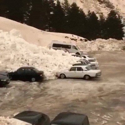 Enlace a Una avalancha que se lleva varios coches por delante en Rusia