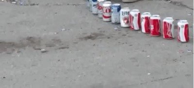 Enlace a Gente que convierte en arte algo tan rutinario como pisar latas 