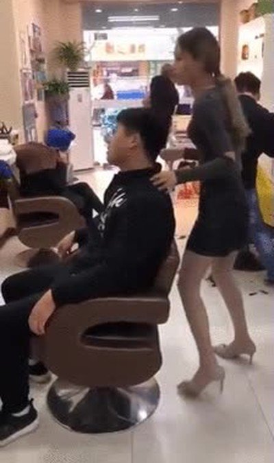 Enlace a Peluqueras que se toman demasiadas confianzas 