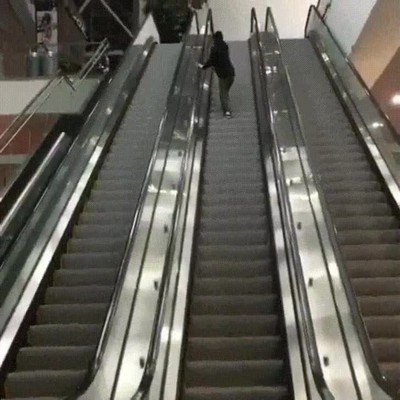 forma,curiosa,bajar,escaleras,mec&aacute;nicas