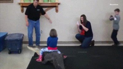 molar,ni&ntilde;a,montada,cocodrilo