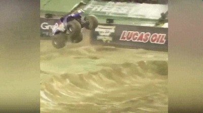 Enlace a Una de las locuras que puedes ver en un show de Monster Truck