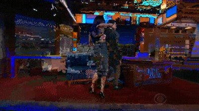 Enlace a Aubrey Plaza bailando en el programa de televisión de Steven Colbert