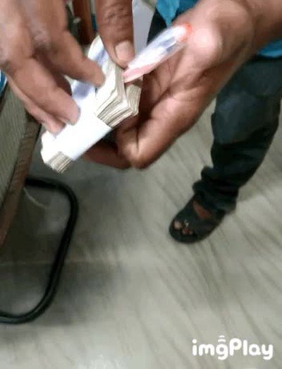 pillar,trabajador,banco,robar,billetes