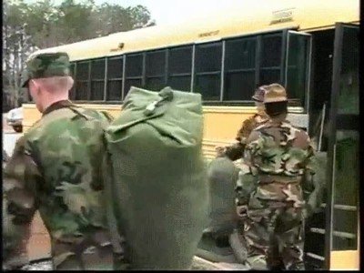 Sargentos que casi la lían tirando una mochila con demasiada fuerza sargento,tirar,mochila,demasiada,fuerza