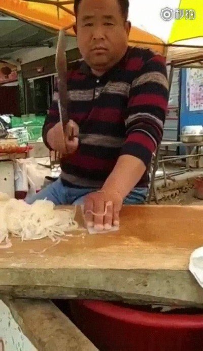 Enlace a Así corta fideos un profesional