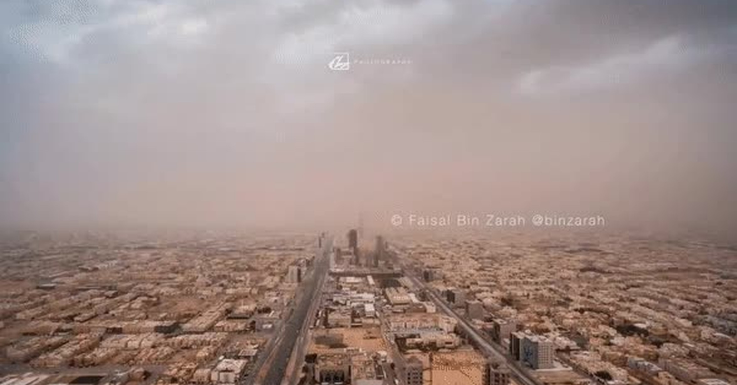 ¡Vaya GIF! / Una tormenta de arena golpeando la ciudad de Riyadh la ...
