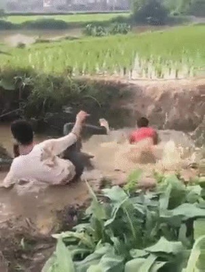 toda la ma&ntilde;ana,atrapados,barrizal