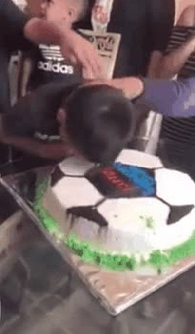 ni&ntilde;o,troll,pastel,futbol