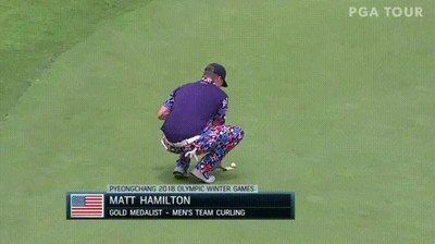 Enlace a Matt Hamilton usando su medalla de oro para marcar la distancia