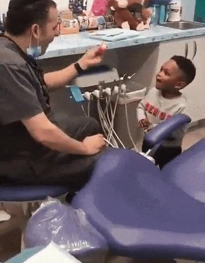 Enlace a La cara de este niño pequeño es impagable cuando le hacen un truco de magia 