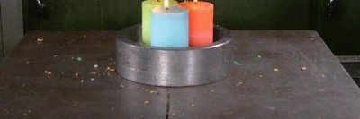 Enlace a Lo que pasa cuando chafas 3 velas con una prensa hidraulica