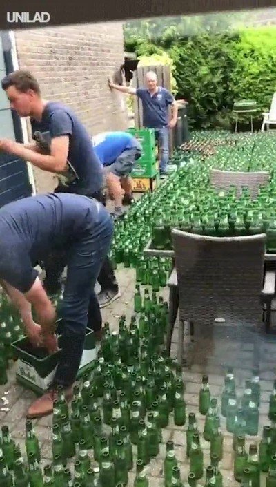 grupo,colegas,celebrar,boda,botellas,birra