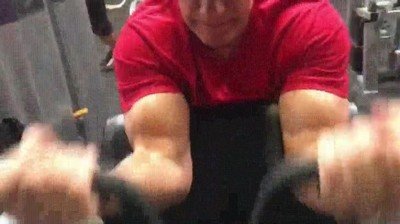 Enlace a Arnold Schwarzenegger a los 70 años poniéndose en forma en el gimnasio