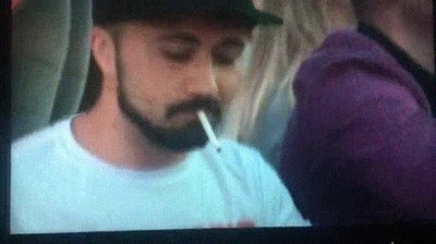 Enlace a No se puede tener más estilo encendiendo un piti