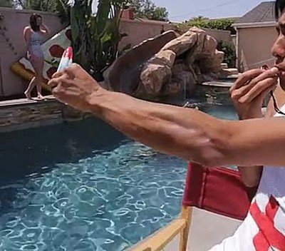 Enlace a Siempre puedes confiar en un vigilante con poderes cuando estás en la piscina