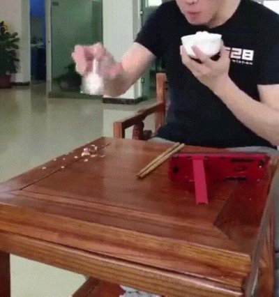 hombres,dos cosas,comer,cocinar