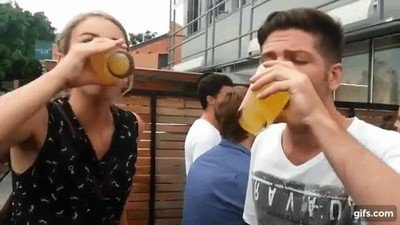 prejuicio,mal lugar,beber,vaso