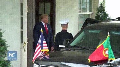 Enlace a Trump recibiendo su merecido en el saludo con el Presidente de Portugal