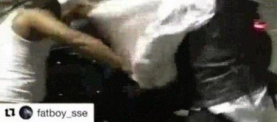 pelea,almohadas,noche