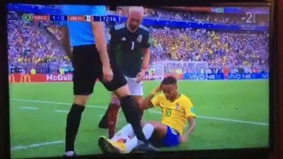 Enlace a Neymar siendo atacado por un ejército de luchadores invisibles 