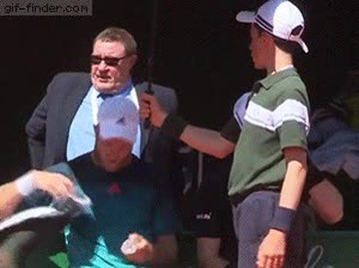 Enlace a Cuando te equivocas y le chocas el puño al chaval de la sombrilla