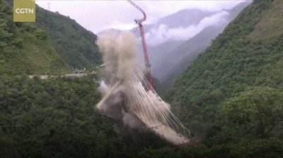 Hay algo extrañamente placentero en ver demoliciones de cosas gigantes placer,demolición cosas,gigantes,puente