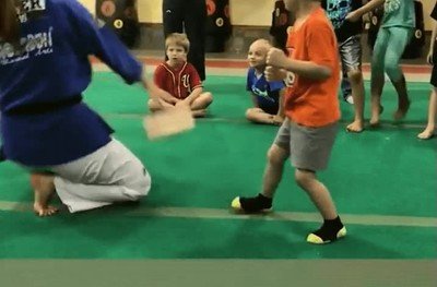 Enlace a Con todos ustedes: el futuro Bruce Lee en acción