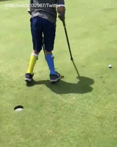 Enlace a Un chico con paralisis cerebral logra jugar al golf de manera increíble 