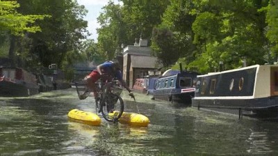 Enlace a Utilizando una bici flotante para recoger basura de los canales 