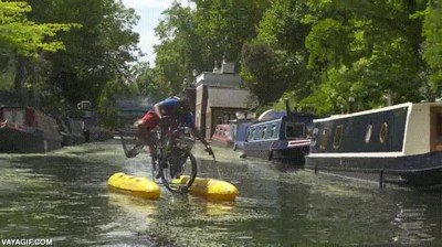 Enlace a Aprendiz de McGyver usa esta bici flotante para quitar basura del canal
