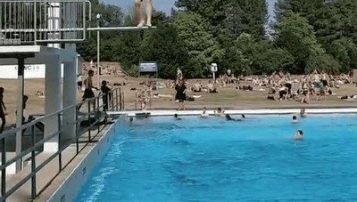 padre,sorpresa,salto,espectacular,piscina,pueblo