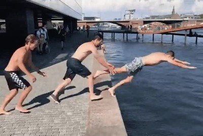 Enlace a El increíble salto del tren de tres personas 