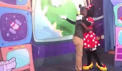 mickey,contento,pedida,mano