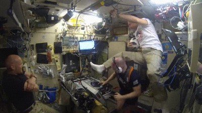 Enlace a Astronautas que no quieren perder su pasión de jugar a fútbol