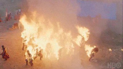Enlace a 20 especialistas en llamas para grabar una escena de Juego de Tronos