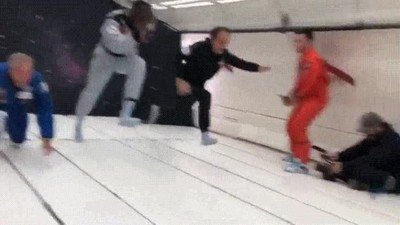 Enlace a Usain bolt participando en una carrera en gravedad reducida