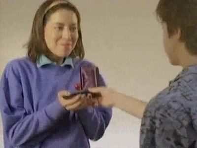 Enlace a Aubrey Plaza participando en un anuncio loco de la tele de los 90